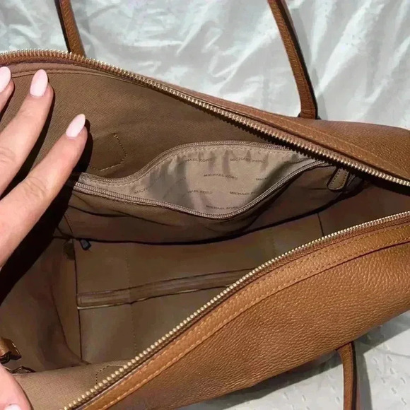 Michael Kors bag luggage color - Picture 6 of 8